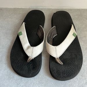 Sanuk Size 6 Black and White Flip Flops